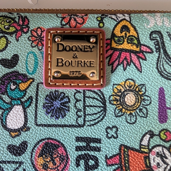 Brand NWOT Dooney & Bourke Disney "It's A Small World" Collaboration Wristlet - Picture 11 of 11